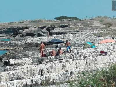 Pi� avanti sono presenti altri gruppi di naturisti che evitiamo di disturbare